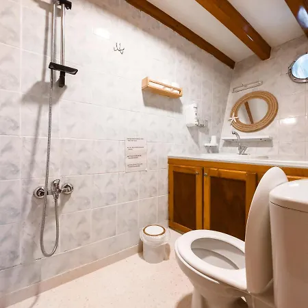 Seaborn Legend Botel